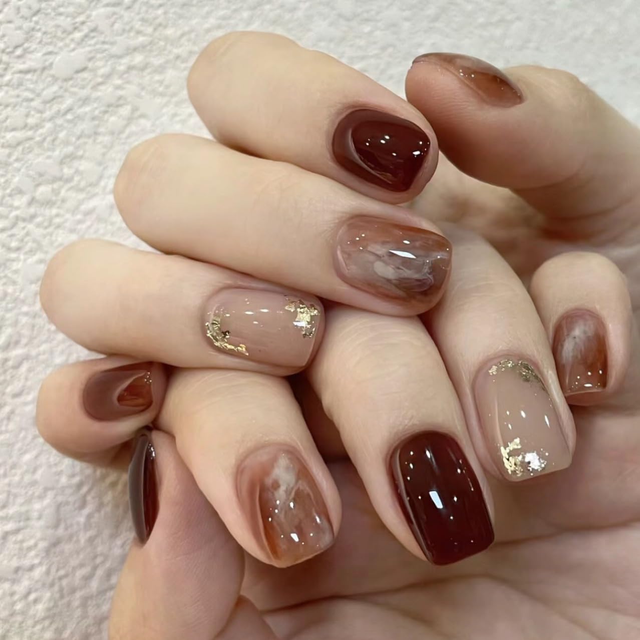 ネイルチップ 24枚入 ショート 付け爪 秋冬デザイン 優雅ネイル かわいい シンプル 繰り返し使える 成人式 新年 入学式 卒業式 日常生活 ネイルチップ 人気 花嫁ネイル 光沢 レディース 両面テープ48個付き (金箔デザイン, 標準)