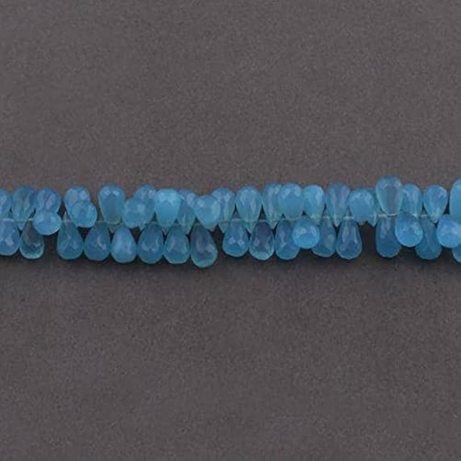 Perles chalcédonie bleue gouttes facettées pour créer des bijoux d'été