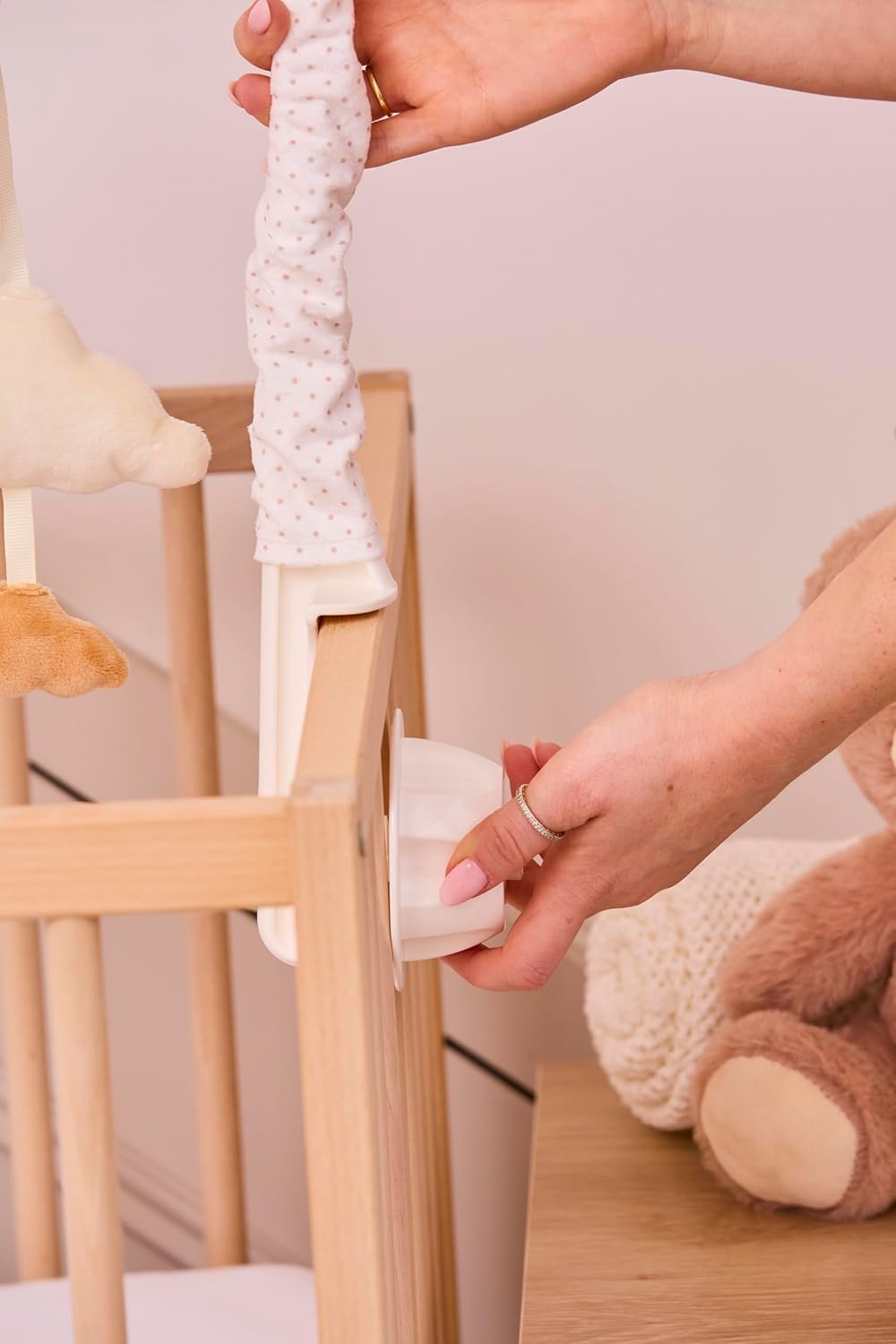 Nuby Biscuit l’Ours – Mobile Musical Bébé pour Lit et Berceau, Bras Réglable Universel, Peluches Suspendues, Mélodies et Sons Apaisants, Jouet d’Éveil pour Nouveau-Né