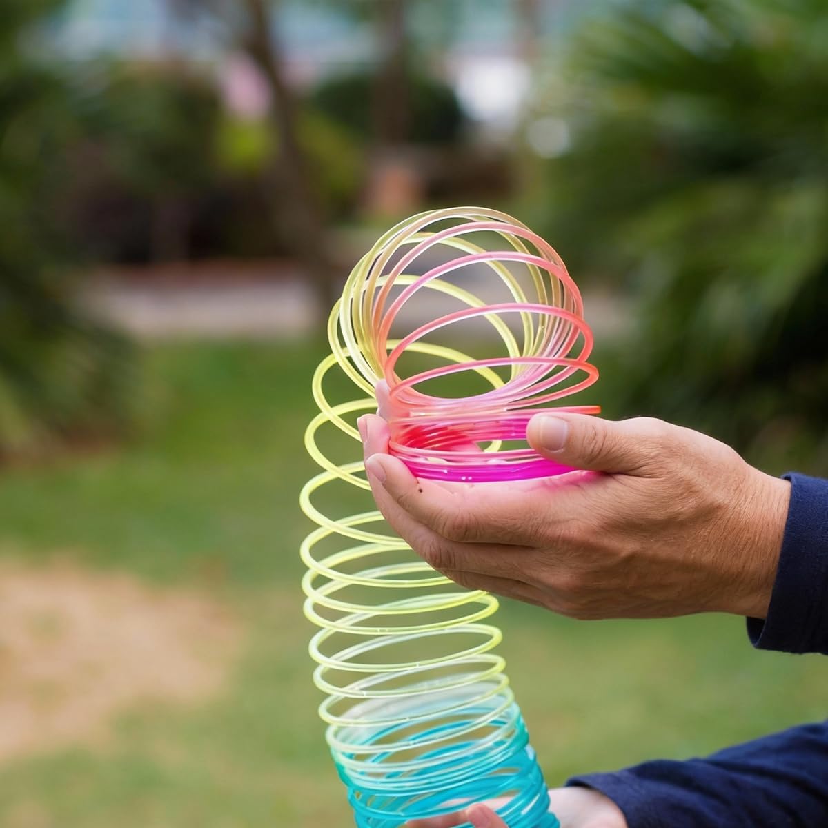 DSL Lot De 3 Slinky – Géant Arc-en-ciel 14,8 Cm, Métallique Moyen 9,5 Cm, Petit Lumineux 6,2 Cm, Cadeau