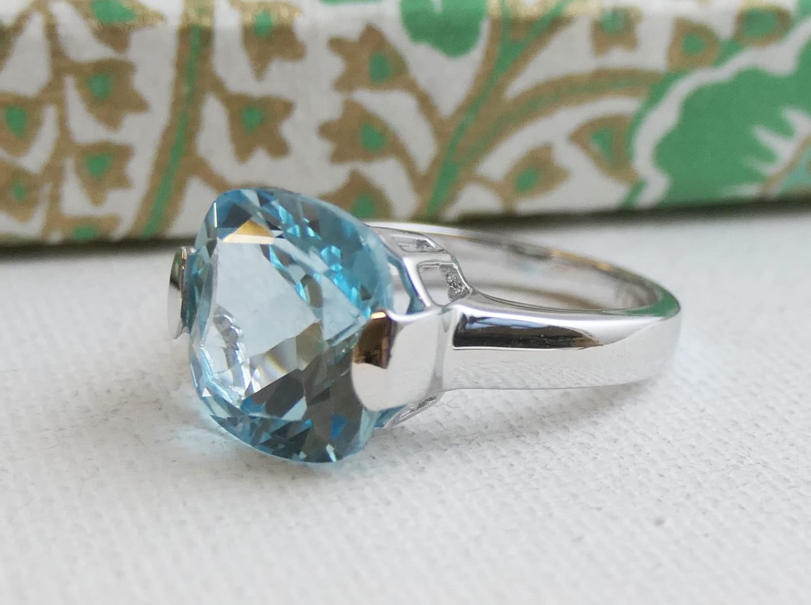 Anillo de cóctel de plata de ley con piedras preciosas de topacio azul de talla cojín de 12 mm