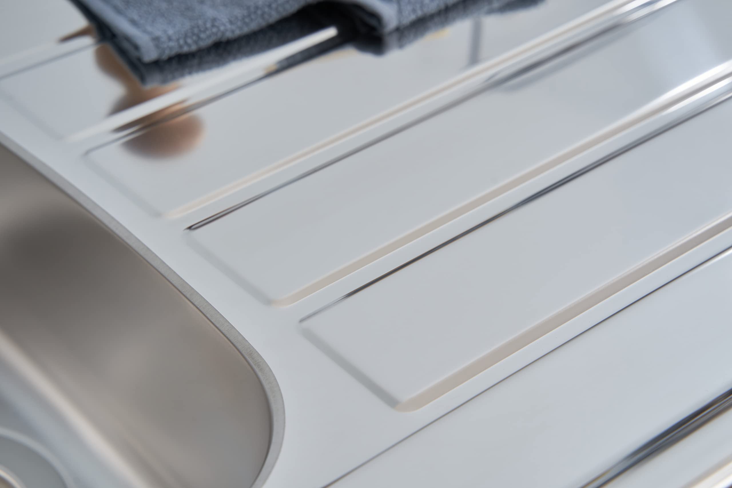 Nærbillede view of the ribbed drainer area of the stainless steel sink.