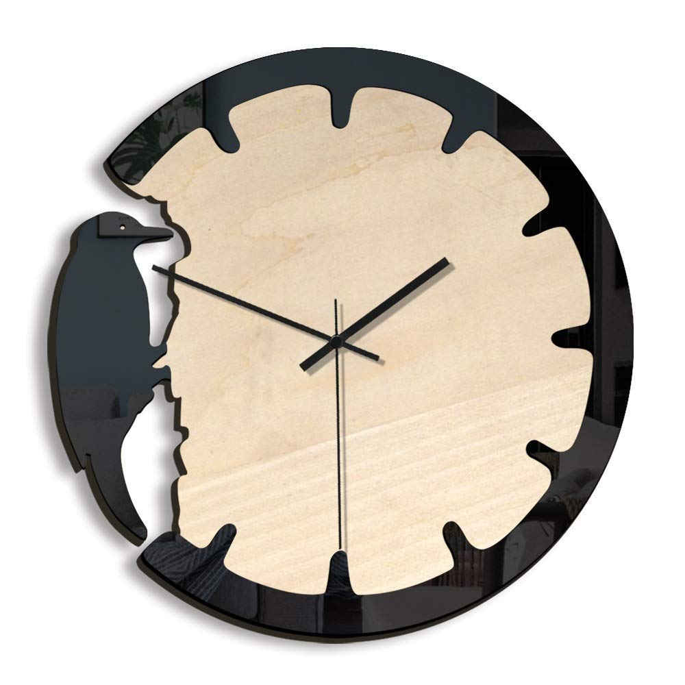 Horloge en bois rétro et muette pour un salon design et élégant