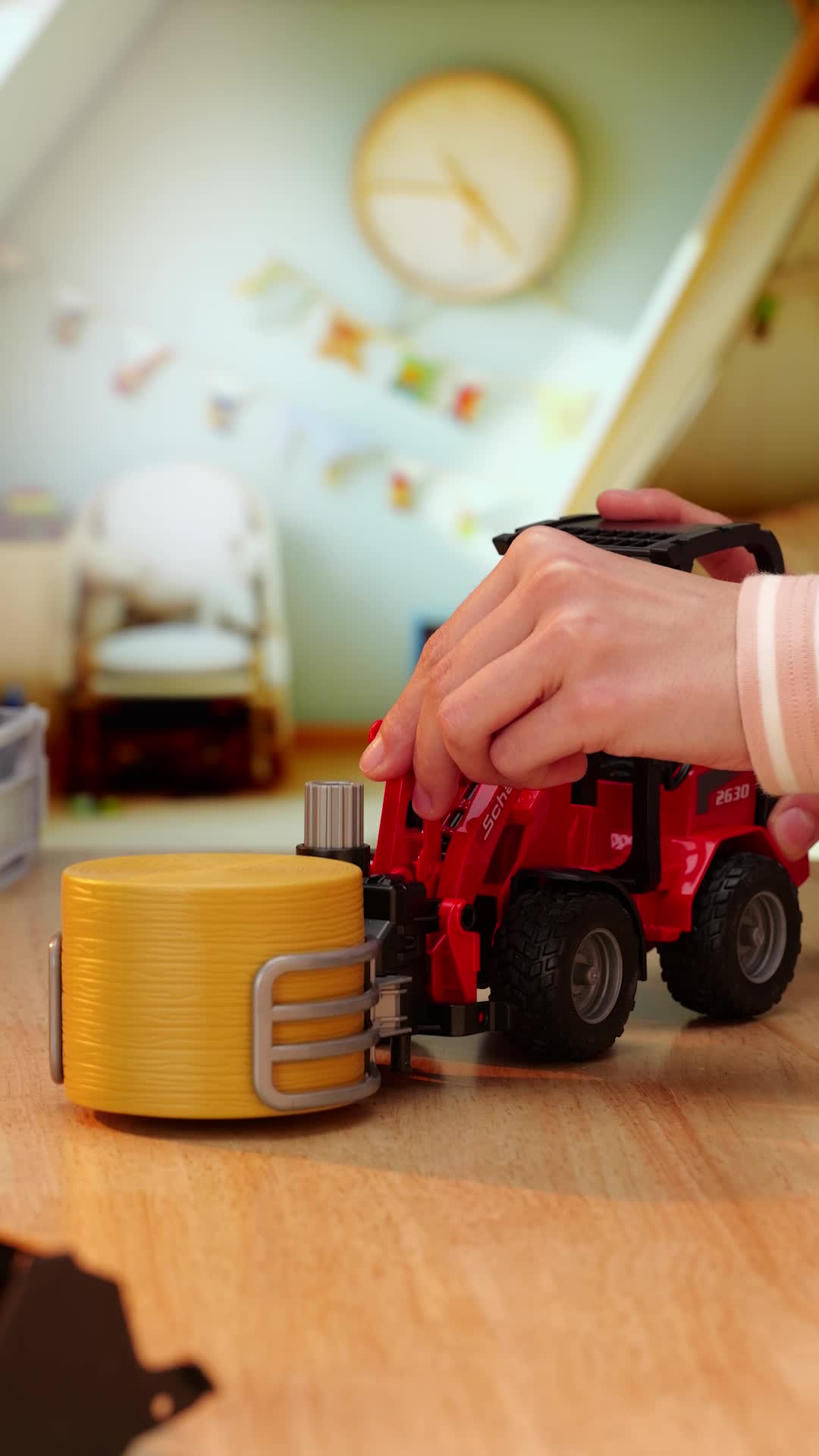 BRUDER® 02192 Schäffer Hoflader 2630 mit Ballengreifzange und 1