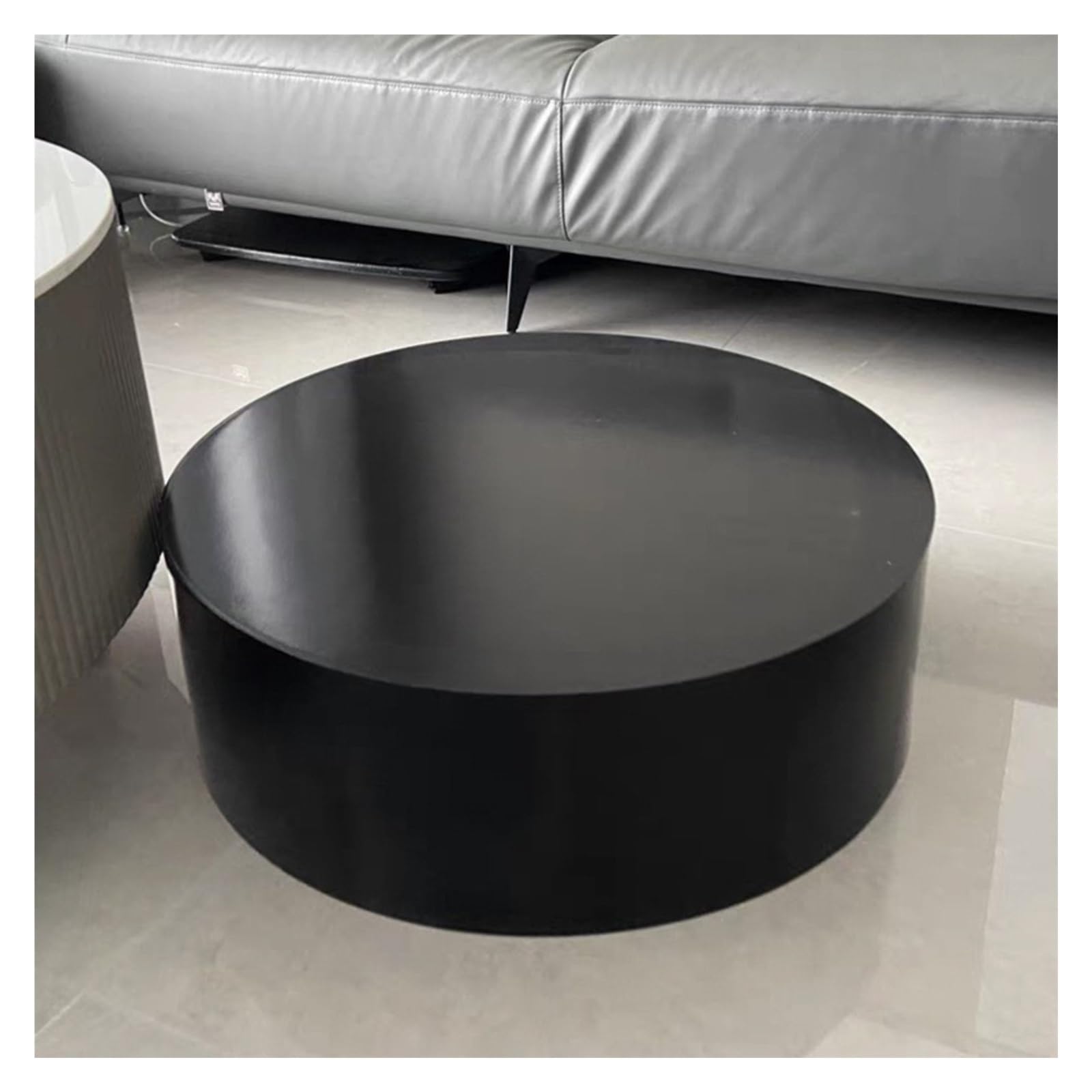 Socle cylindrique noir pour valoriser les produits en vitrine