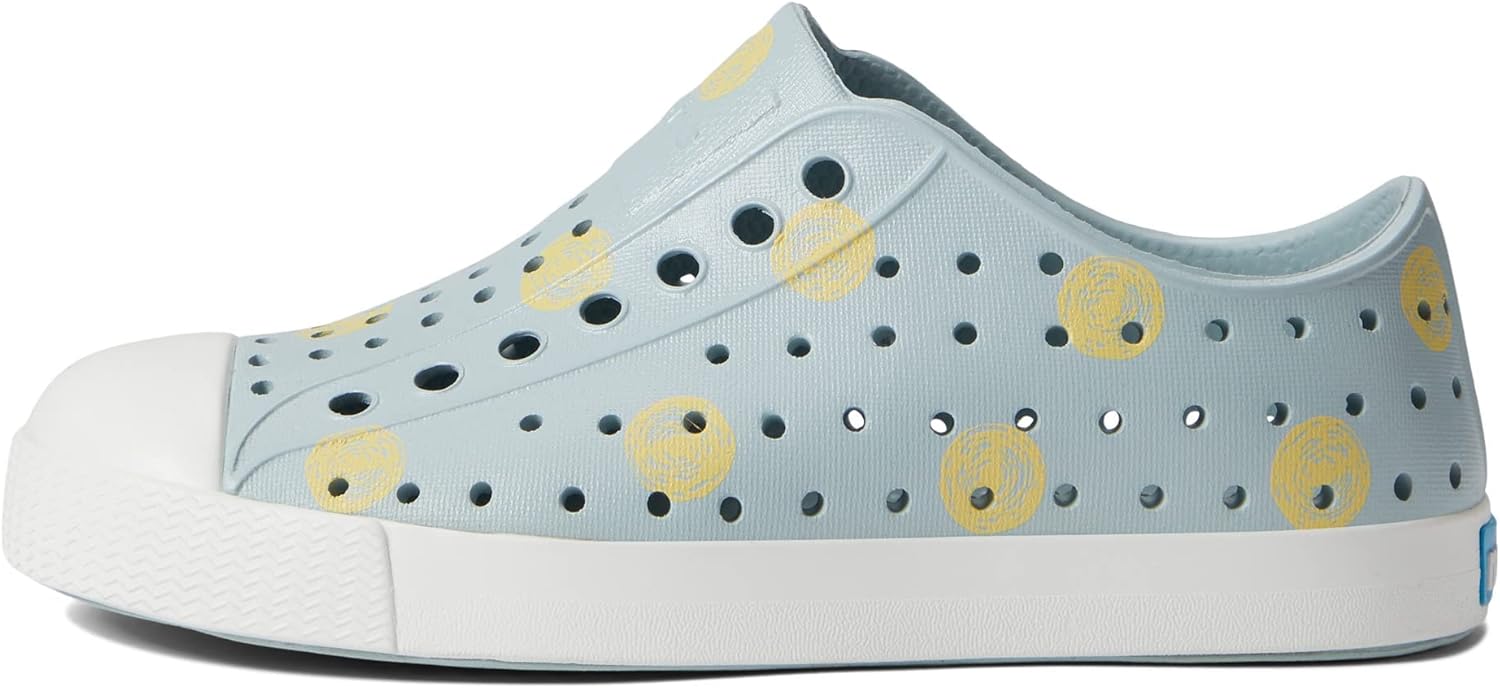 Native Shoes Tenis Jefferson con estampado de niños pequeños y grandes parte superior flexible de EVA con detalles perforados estilo deslizante y