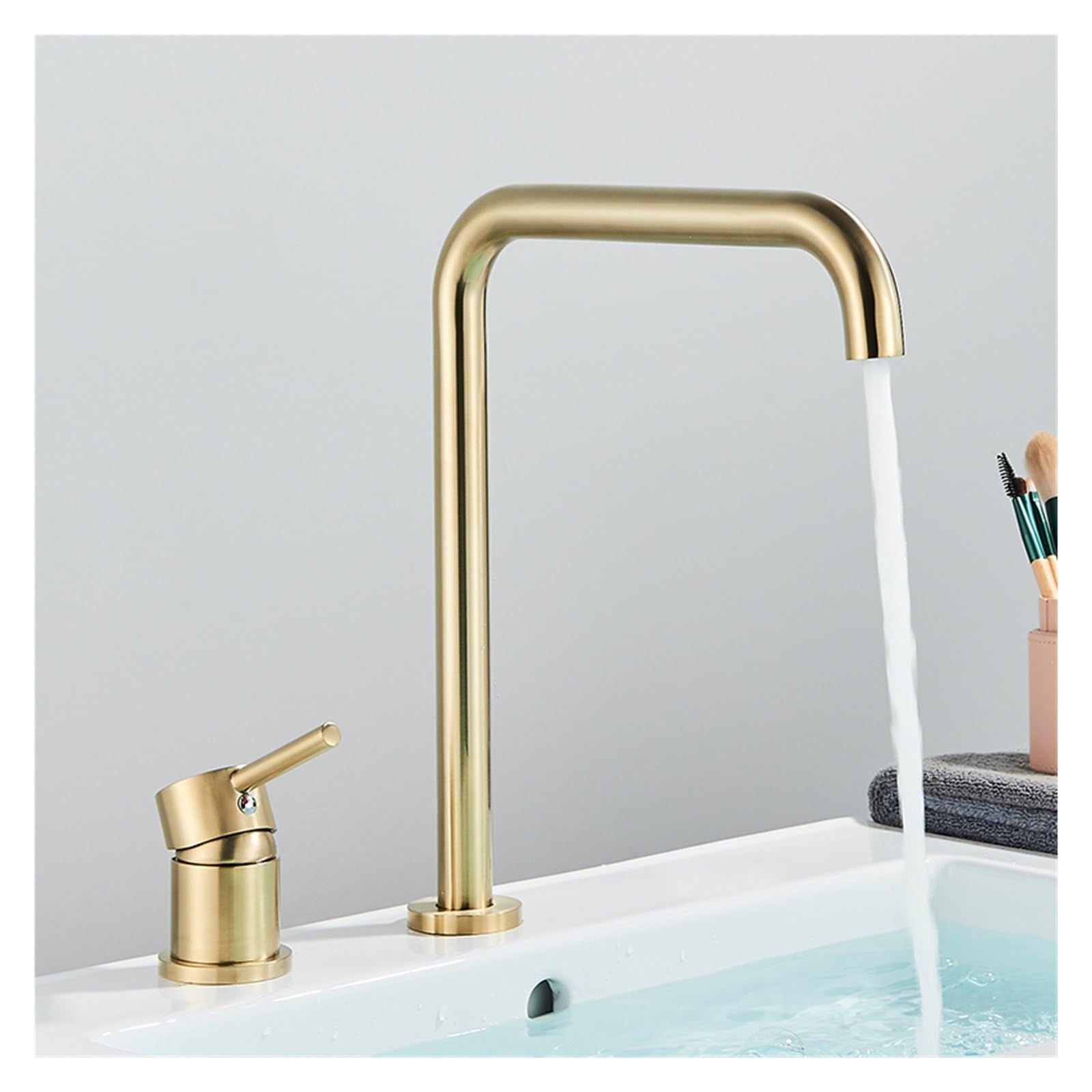 Mitigeur lavabo or brossé au design élégant et finitions de luxe pour salle de bains