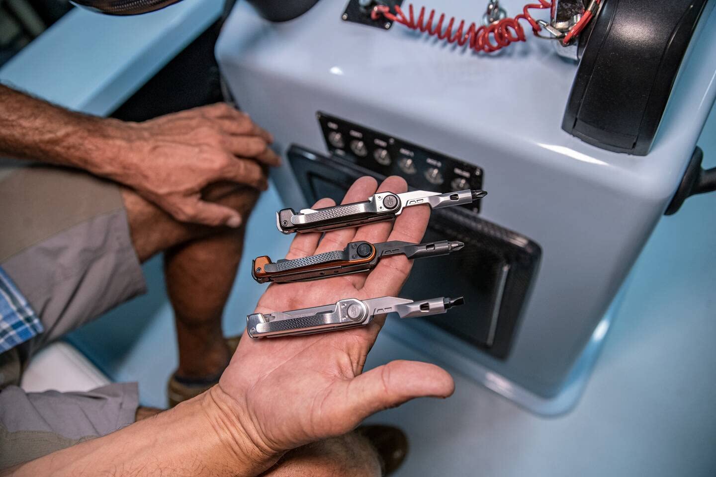 Gerber Scyzoryk z 8 funkcjami, narzędzie wielofunkcyjne z gładkim ostrzem, śrubokręt z wymienną końcówką, ArmBar Trade, srebrny, stal nierdzewna/aluminium, 1064416