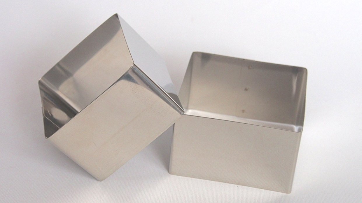 2 coppapasta circolari in acciaio INOX. Lato 74 e 82 mm, H 50 mm