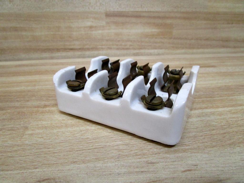 BRYANT 1924 FUSE BLOCK 3POLE 1-30AMP 250V CERAMIC