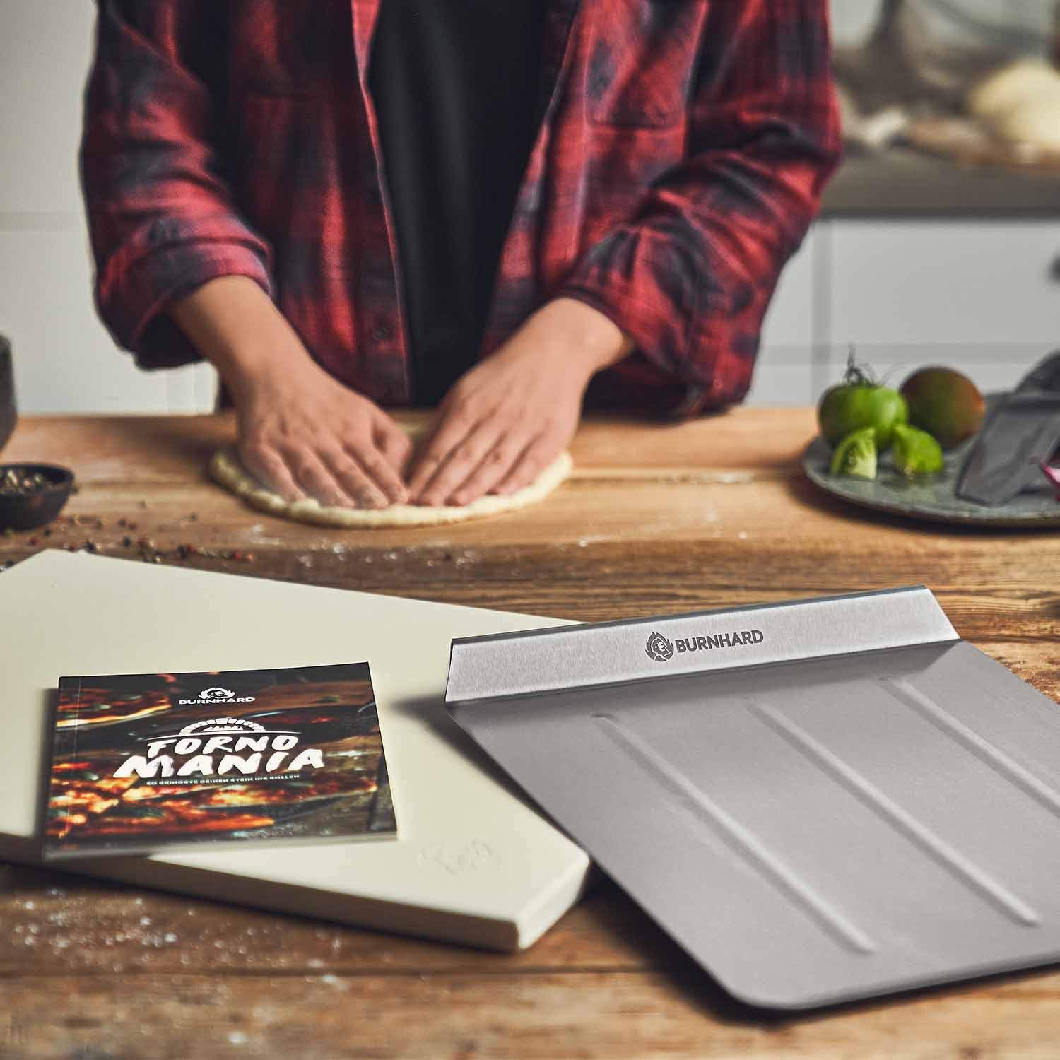 BURNHARD Pizzastein und Pizzaschaufel für Gasgrill & Holzkohlegrill aus Cordierit und Edelstahl für Brot, Flammkuchen & Pizza, rechteckig - 45 x 35 x 1,5 cm