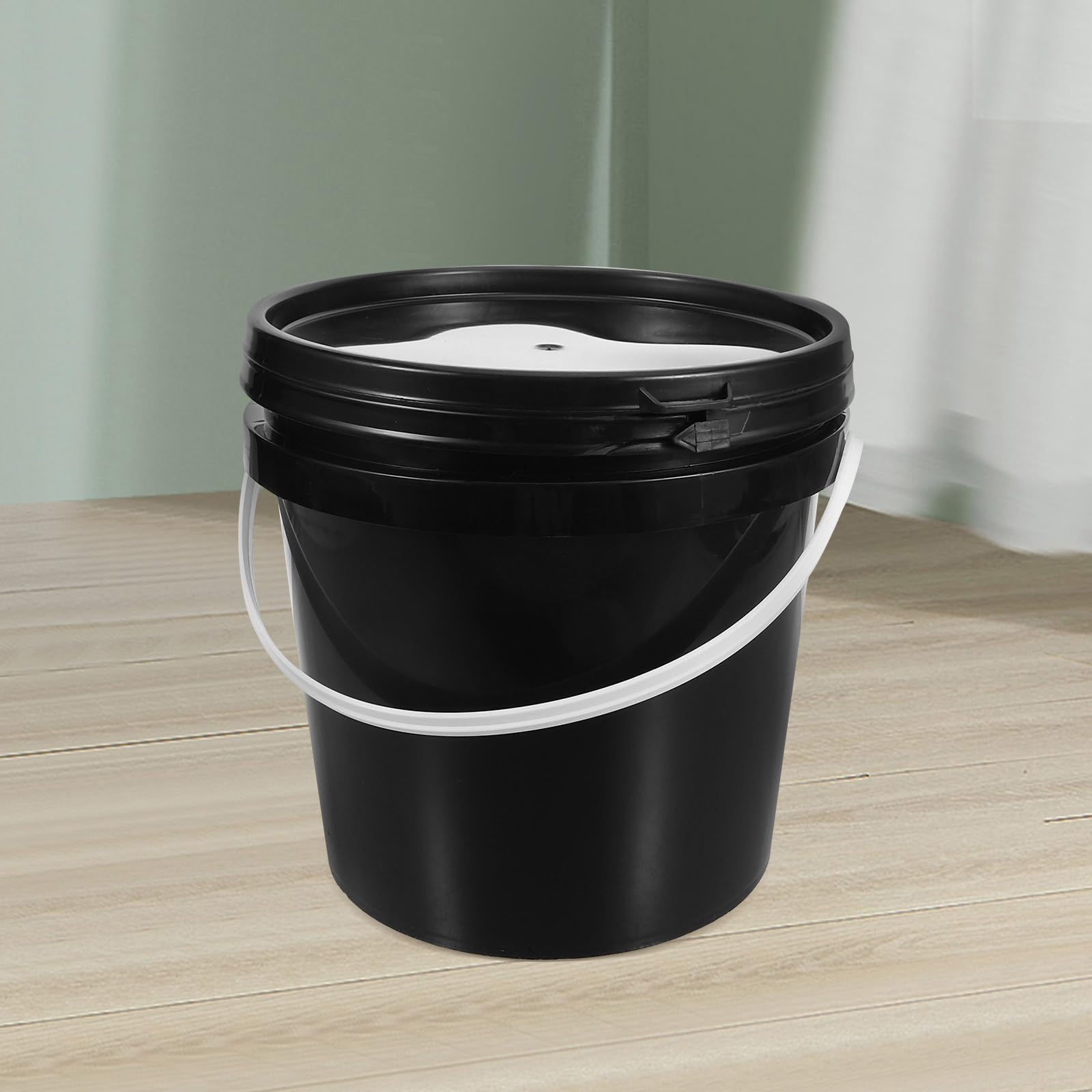 Bucket de Peinture Noir en Plastique Léger avec Poignée, Seau de Peinture avec Couvercle pour Rangement et Usage Quotidien à Domicile, Capacité 2l