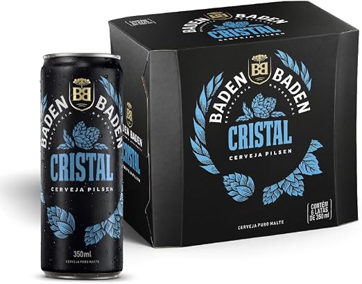 Uma lata de Cerveja Baden Baden Cristal ao lado da caixa do pack de 6 unidades