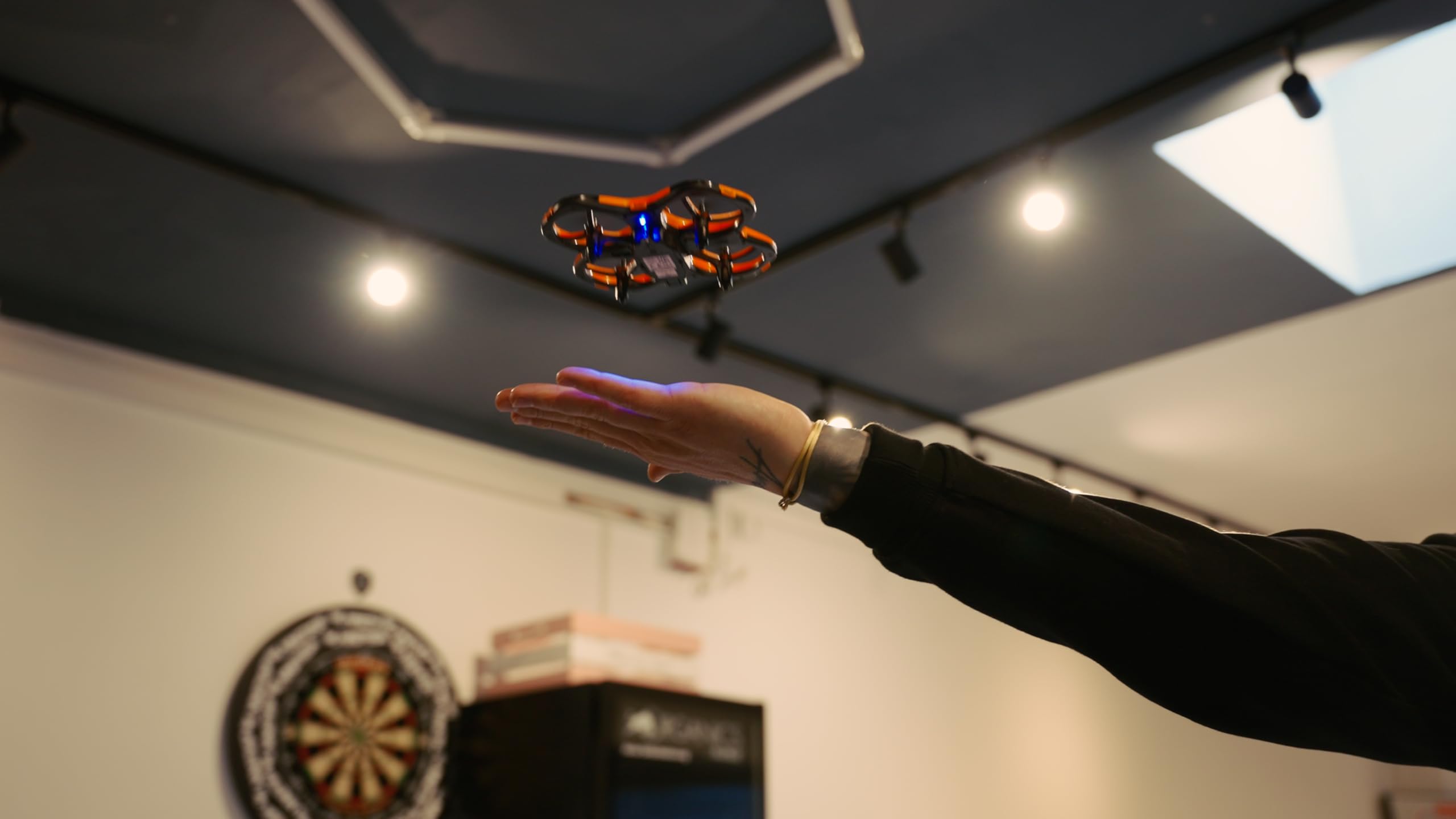 Carson Cyber Drone IR RTF – quadricottero RC con funzione Flip a 360°, modalità Headless, stabilizzazione giroscopica, illuminazione LED, drone radiocomandato, arancione