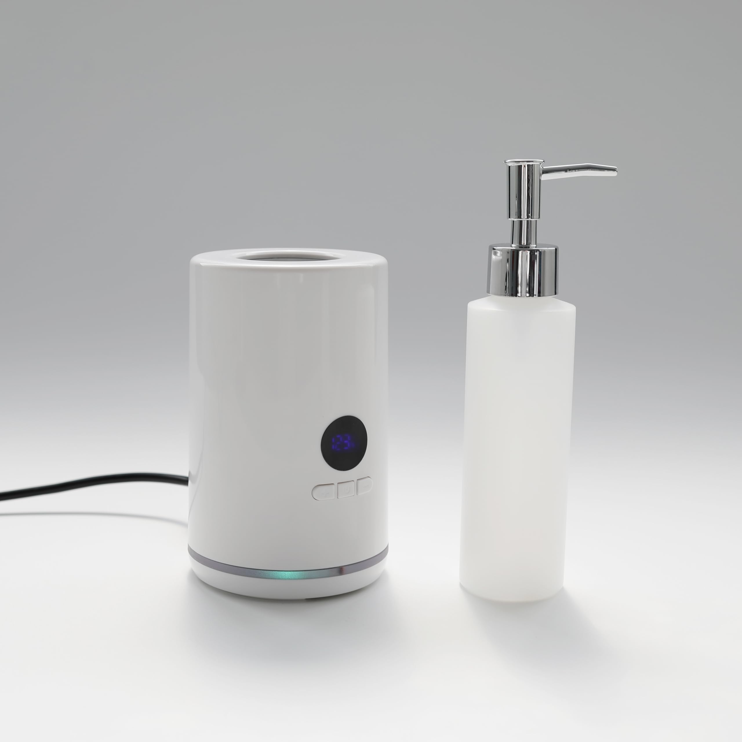 Massageöl Wärmer | Externe Kunststoff Flasche - LED Beleuchtung | Temperaturbereich 40-60°C | Für Massageöl und ätherische Öle | Massage Wellness Wohlfühlen | Stilvoller Massageöl Erwärmer (Weiß)