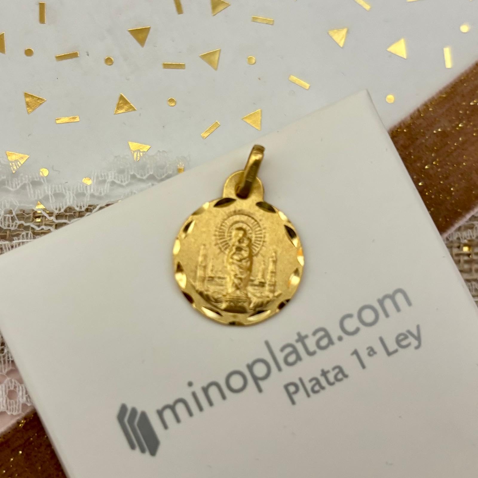 Medalla Religiosa Virgen del Pilar, Plata de Ley 925 Chapada en Oro, 17mm, Circular, Borde Tallado, con Argolla