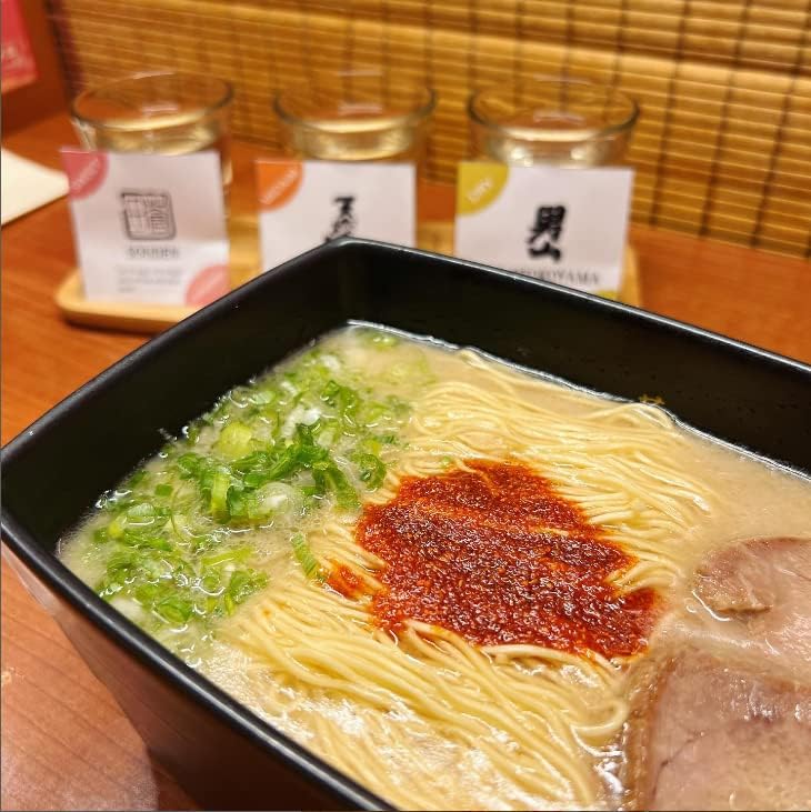Ichiran Hakata proste makaron Kamadare, 2 posiłki w zestawie, zupa ramen premium tonkotsu ze specjalnym sekretnym czerwonym sosem Ichiran w proszku – 2 posiłki