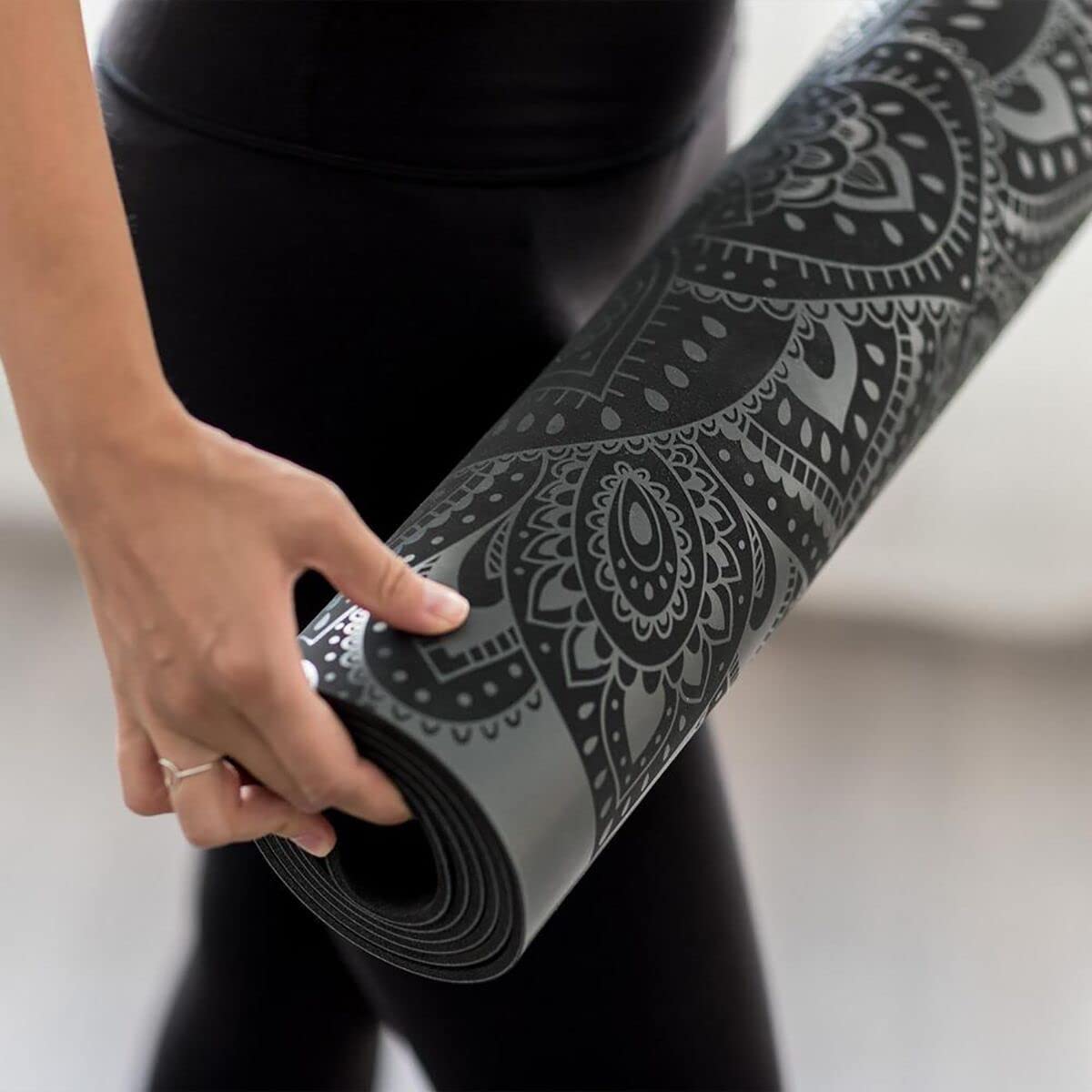 Yoga Design Lab | Esterilla Infinity | Textura y diseño Antideslizante para Alinear y apoyar su práctica. | Ecológica | Acolchada | Incluye Cinta!