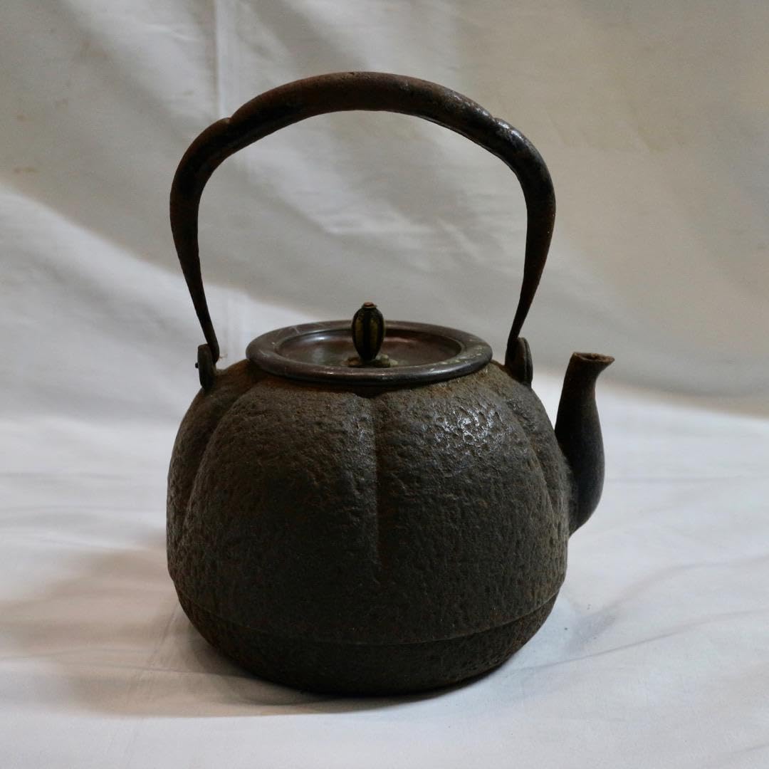 龍文堂 造 鉄瓶 金銀象嵌 南瓜型 かぼちゃ 骨董 茶道具 重量約2760g Amazon | 龍文堂 造 鉄瓶 金銀象嵌 南瓜型 かぼちゃ 骨董 茶道具