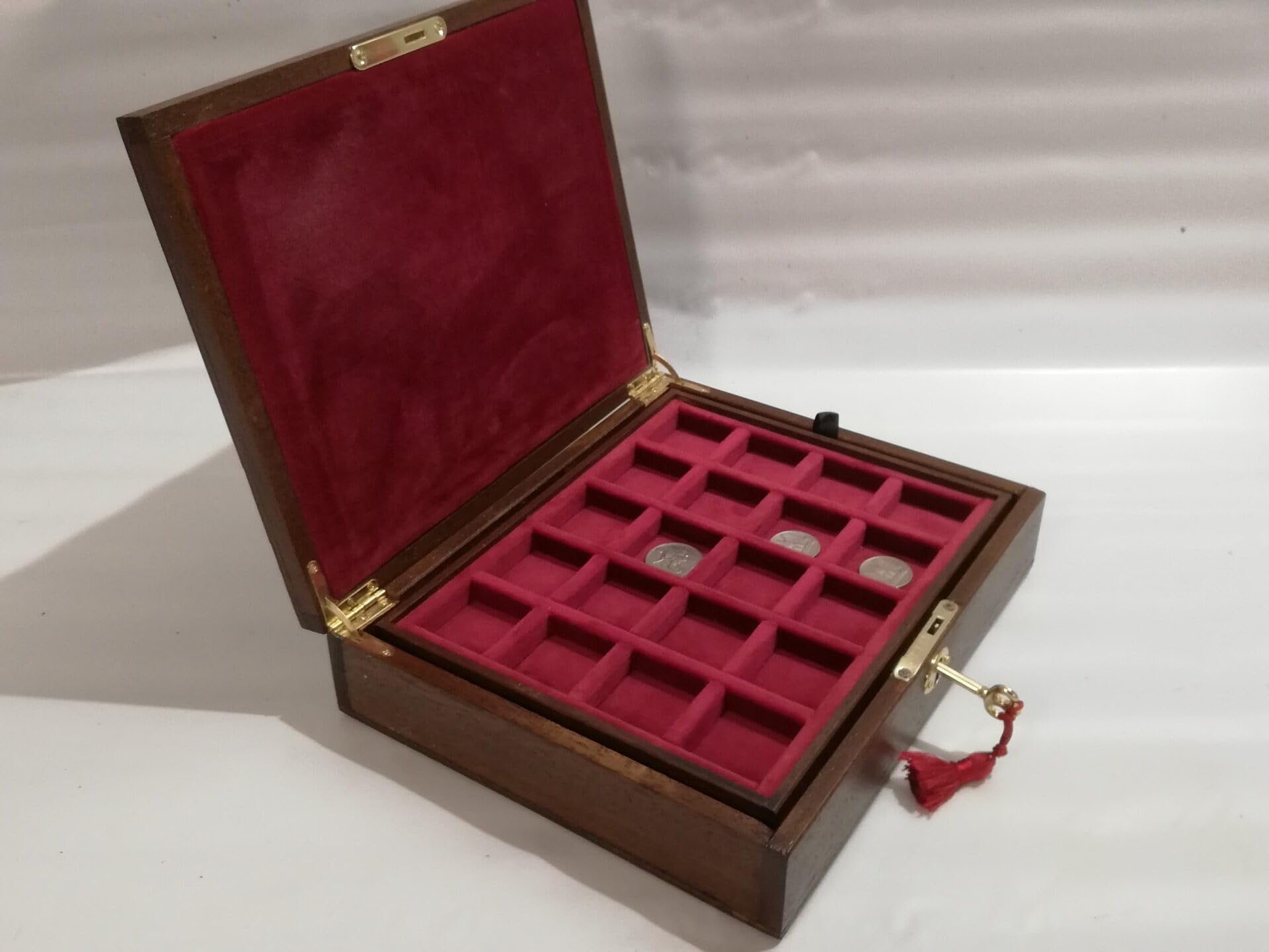 Caja para Monedas de colección en Madera con 2 bandejas de Terciopelo Burdeos y Cerradura, 40 Compartimentos, Reino de Italia, Hecha a Mano