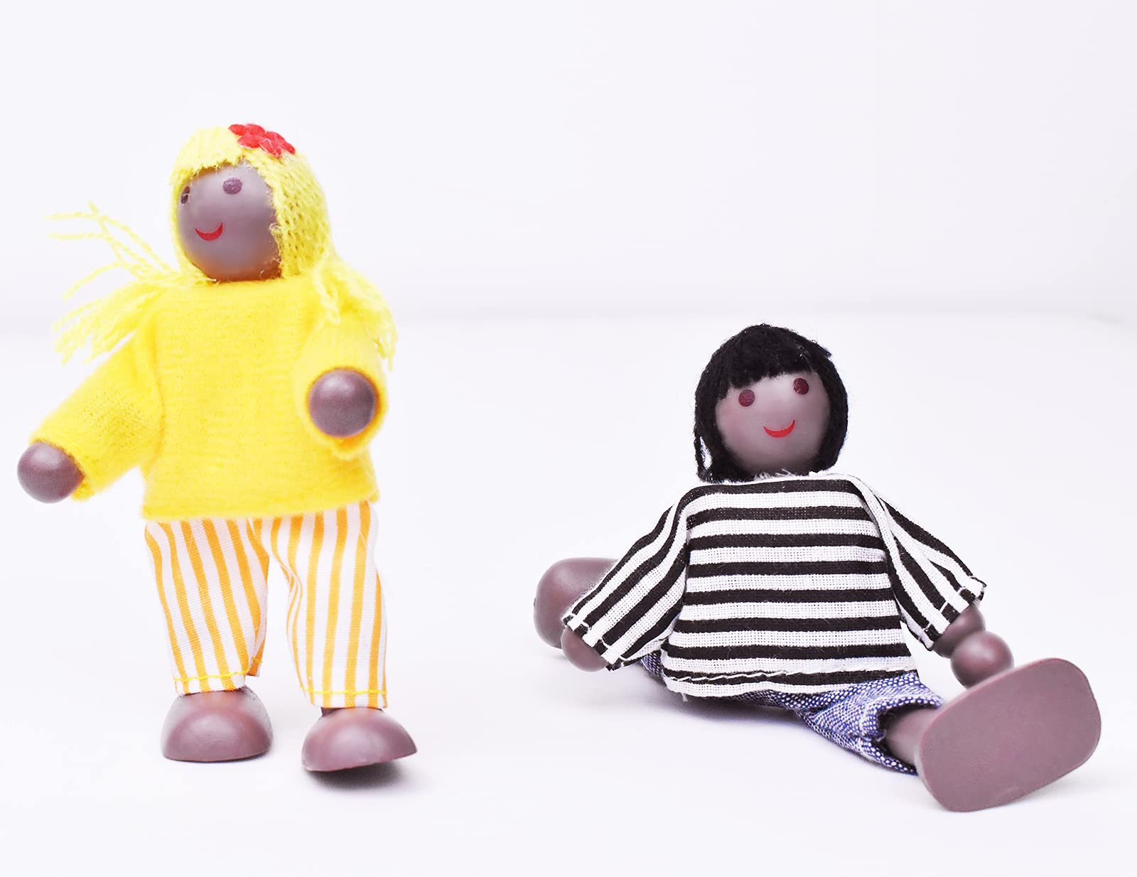Maison De Poupées En Bois Noir - Famille De 7 Figurines Articulées Avec Vêtements En Tissu - 6 à 11 Cm - Jeu Créatif Dès 3 Ans