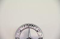 Vista 2 de MERCEDES-BENZ 2188170116 EMBLEMA OEM ORIGINAL