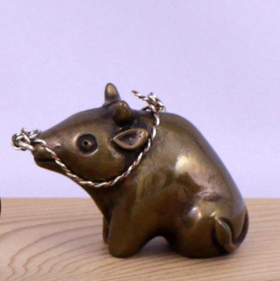 Amazon.co.jp: 置物 干支 文鎮 黄銅製 丑・牛・うし 座牛 デフォルメ