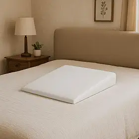 Travesseiro Anti Refluxo Adulto Rampa CUNHA com capa removível em Napa Impermeável BRANCO