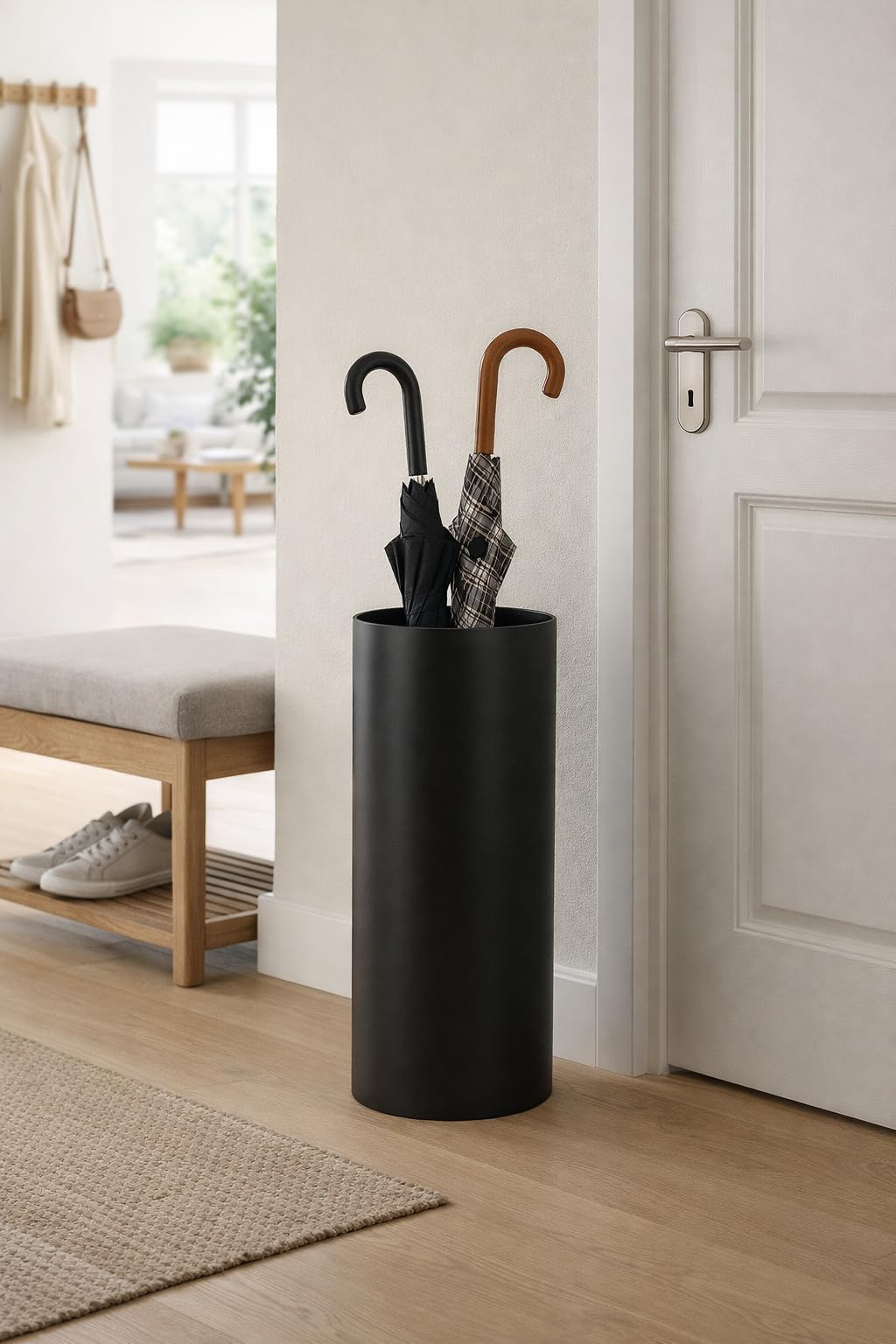 Schirmständer mit modernem Design aus Metall, rund schwarz, für Heim und Büro, Design-Ständer, 2 Haken, 2x Wasserauffangschale herausnehmbar, 49cm hoch, 19cm Durchmesser, Regenschirmständer