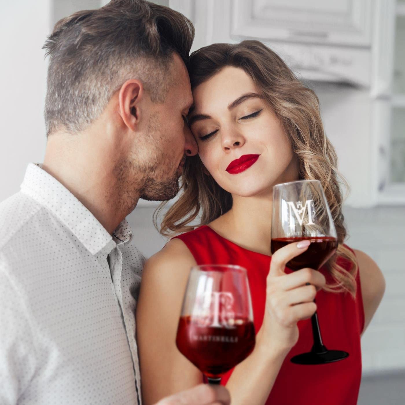 Maverton 2 Calici da vino Rubino - incisione personalizzata - 300 ml - con gambo nero - pensiero speciale per nozze - adatti per vino secco e dolce - unici per coppia - regalo di Natale - art decò