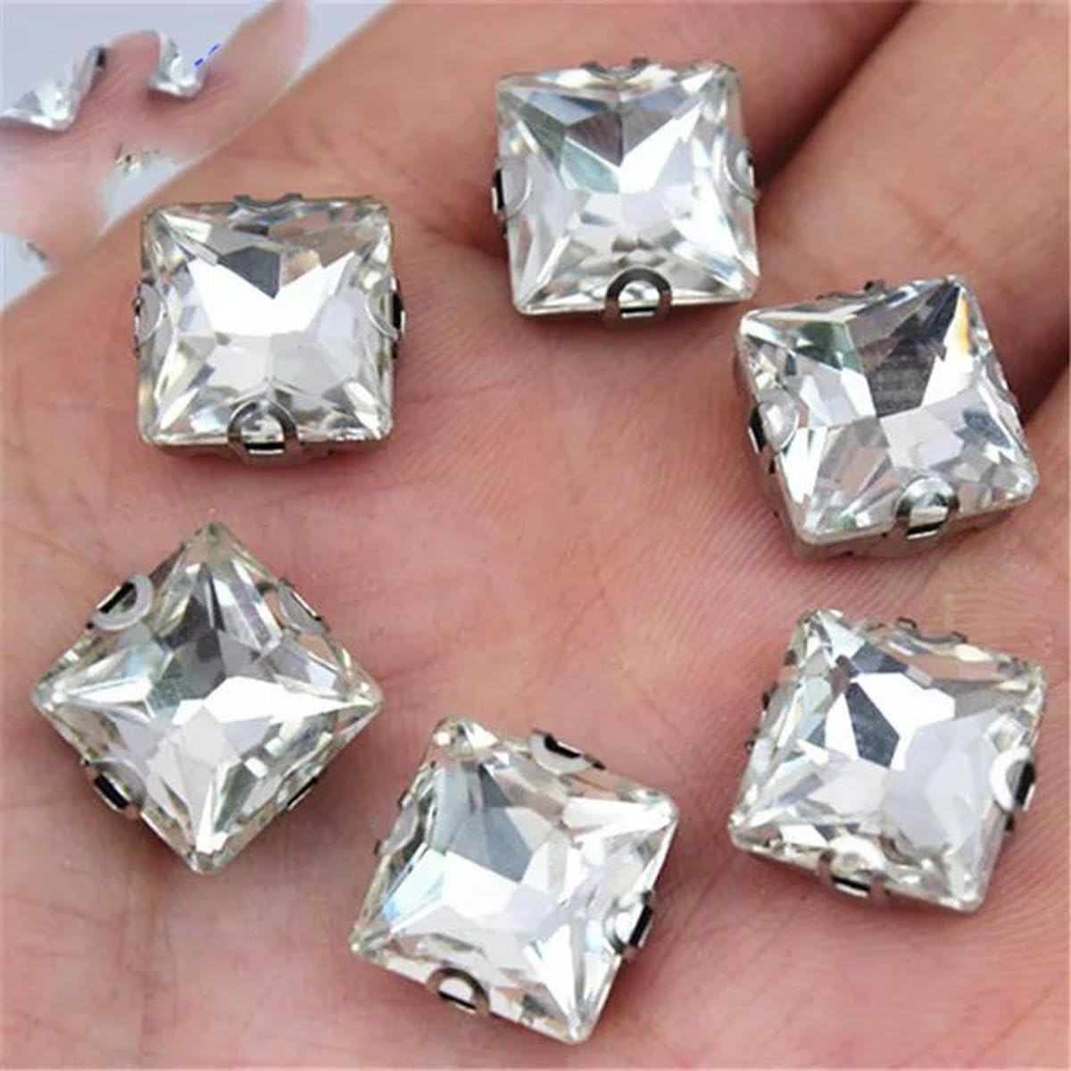 Opakowanie 50 kryształków w kształcie litery D do przyszywania z pazurkami, w różnych rozmiarach(12mm)