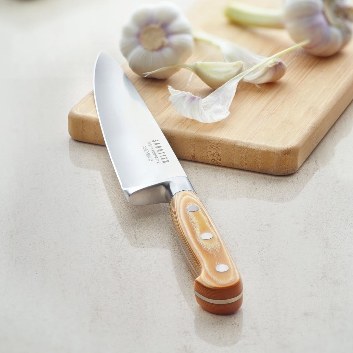 SABATIER TROMPETTE - Set 5 couteaux de cuisine : Couteau et fourchette à découper, Filet, Santoku, Chef - Essentiel - Acier MoV (Molybdène Vanadium) finition satinée manche bois de pakka