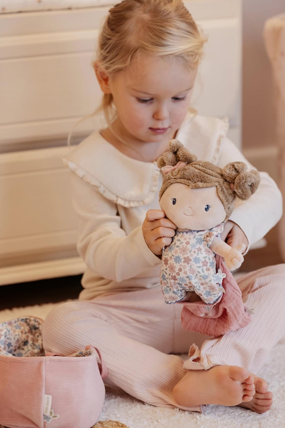 Little Dutch Stoffpuppe Babypuppe Rosa im Tragekorb - mit magnetischem Schnuller und Trinkflasche - inklusive viel Zubehör - für Mädchen ab 12 Monate