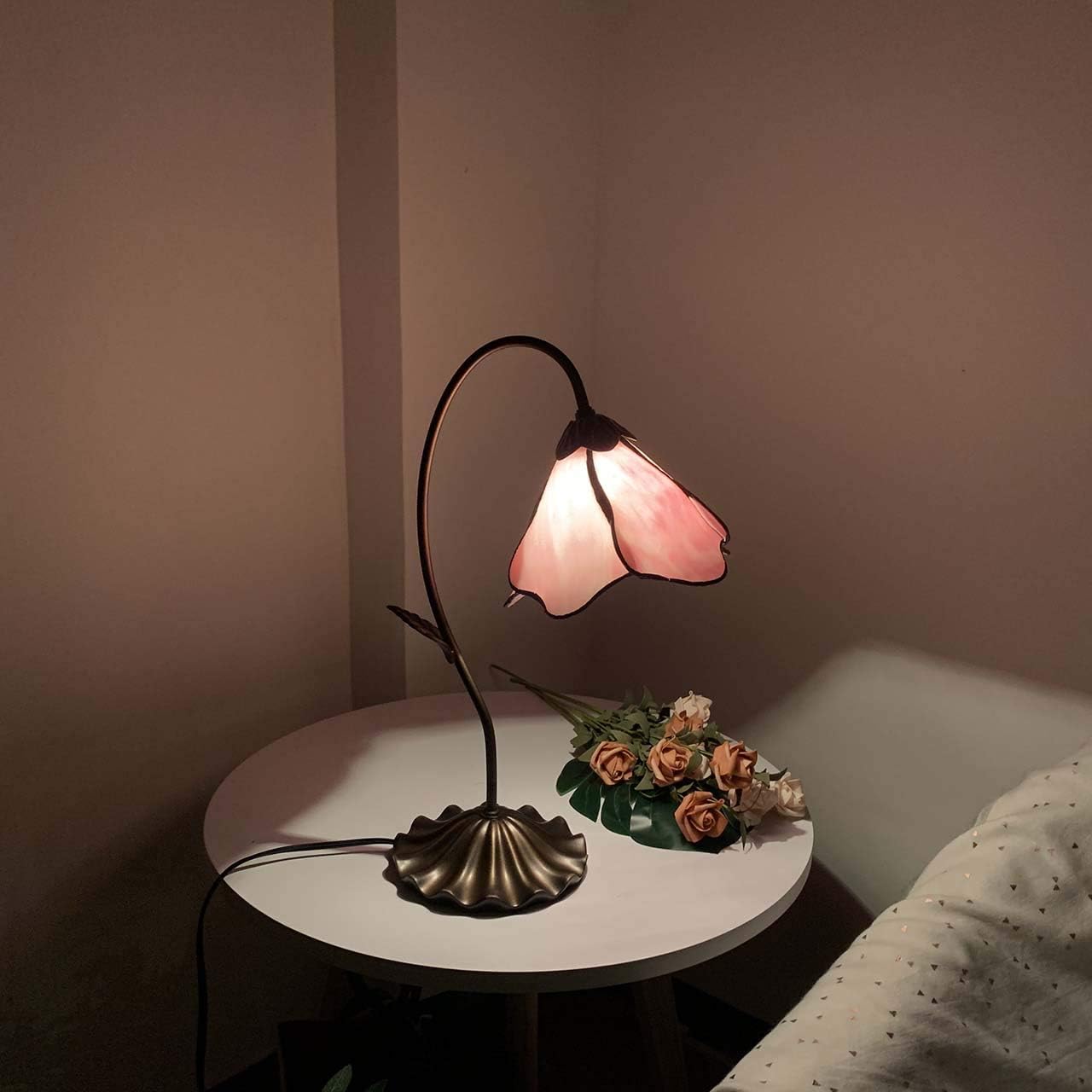 Bieye L30810 Tischlampe im Tiffany-Stil mit Blumenmotiv, Buntglas, 20,3 cm breiter Lampenschirm aus gebogenem Glas, Seerosenblatt-Sockel (Rosa, 1 Licht)