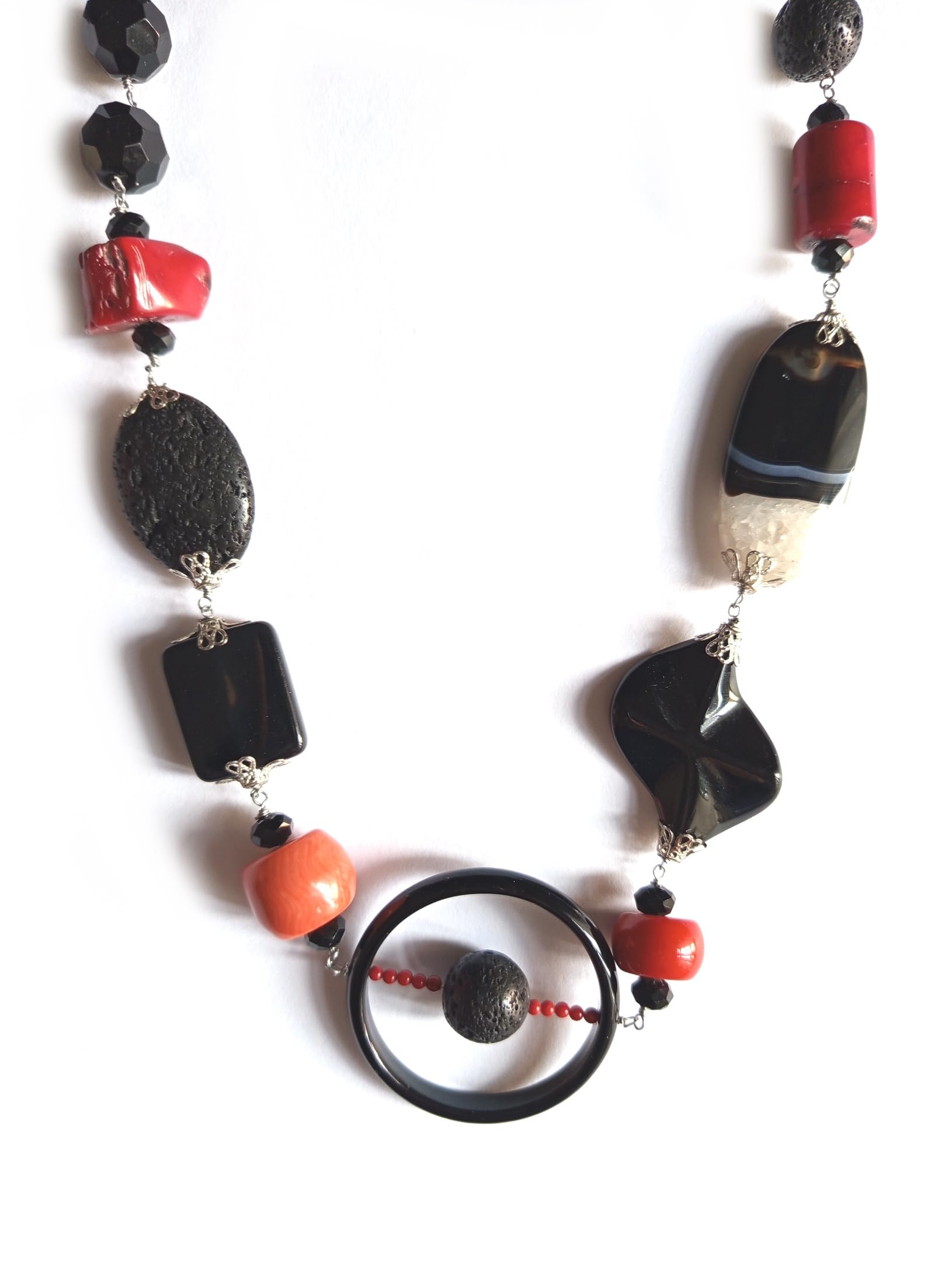 Generico collana con onice, corallo bamboo, pietra lavica