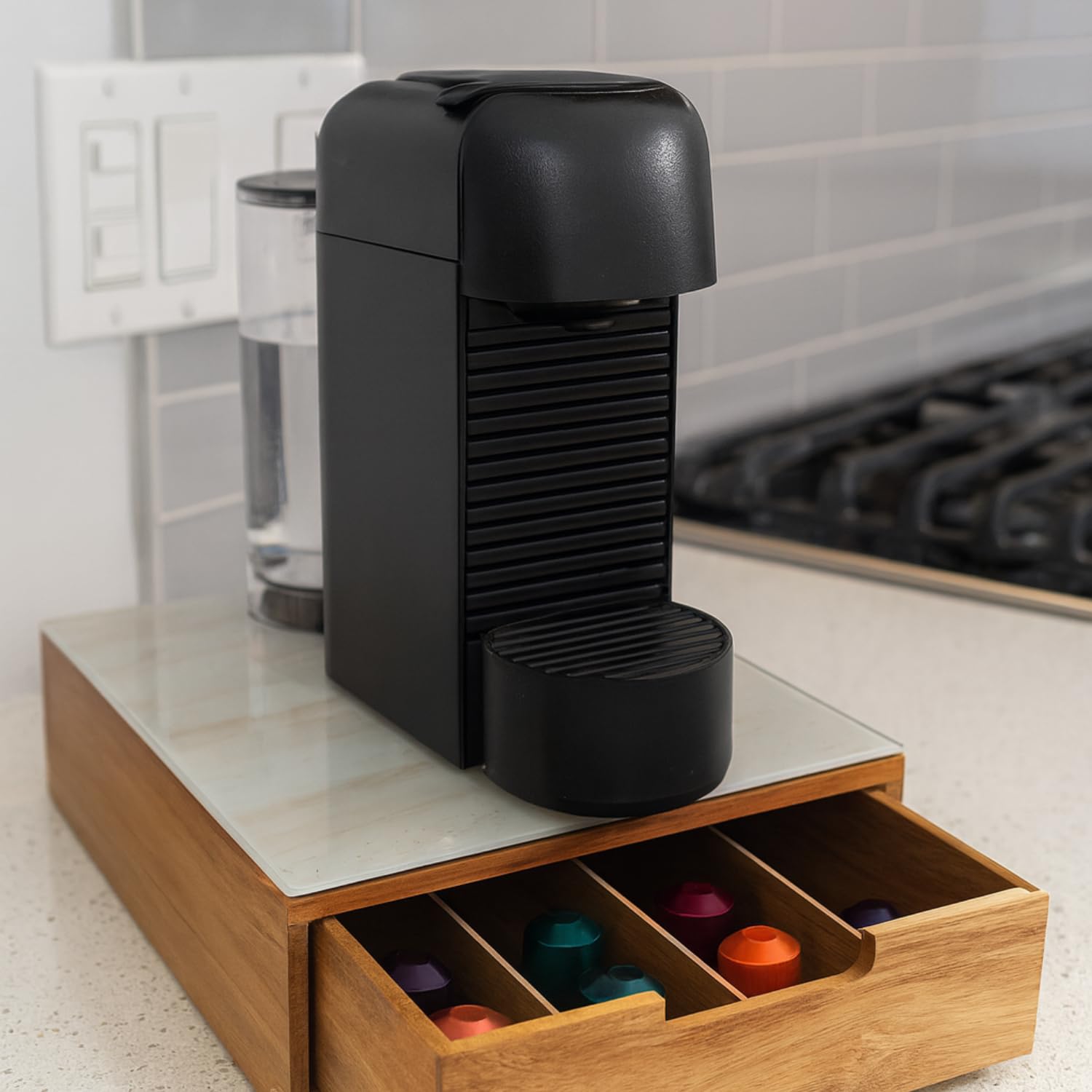 Portacapsule Bambù con Cassetto Ripiano Vetro Effetto Marmo Chiaro Scomparti Caffè Organizzatore 56 Capsule Capacità Contenitore Cialde Tisana Tè Bustine Zucchero Bicchierini 30 x 30 x 9,7 cm
