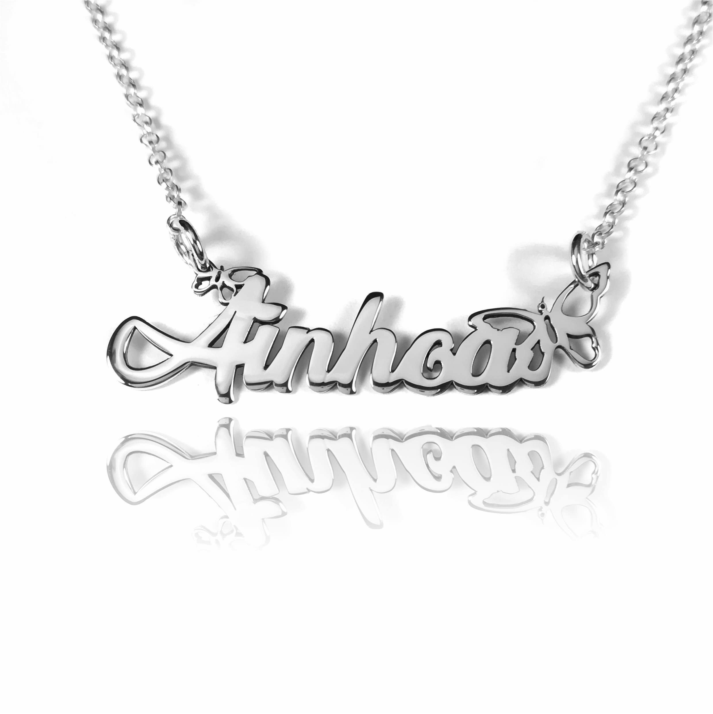 Collar con nombre personalizado en plata de ley 925 | Colgante nombre 40x12 mm aprox | Joya grabada única | Día de la Madre, cumpleaños o aniversario. Modelo Ainhoa Mariposa.