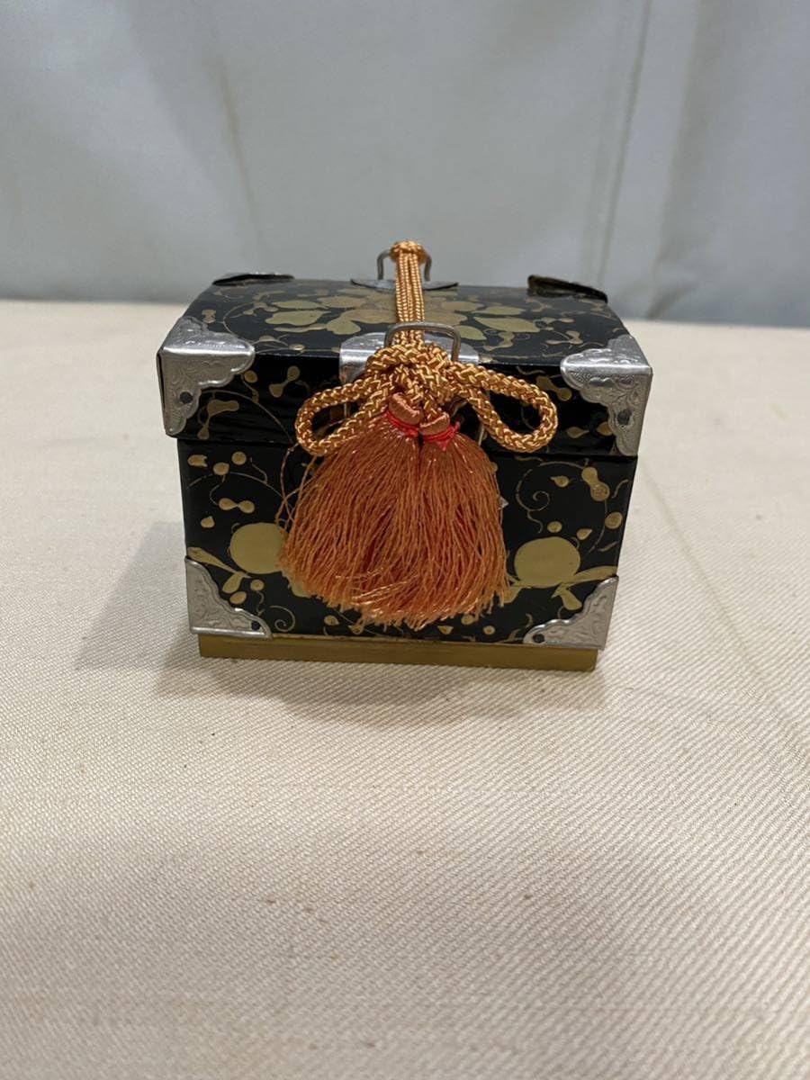 雛道具 ミニチュア 蒔絵 箪笥 長持 木製 時代物(A980) Amazon | アンティークひな祭り 雛道具 箪笥長持小物入れ木製ベース