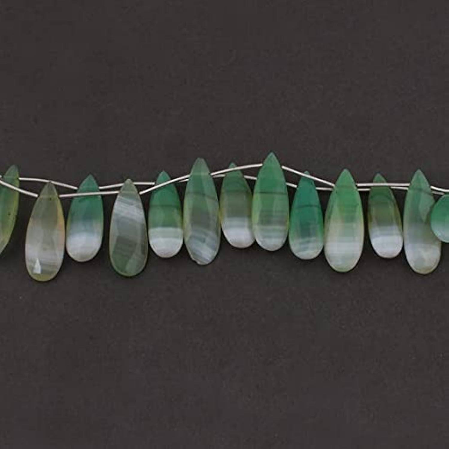 Chrysoprase naturelle LKBEADS en briolette poire pour remplacer les pierres synthétiques