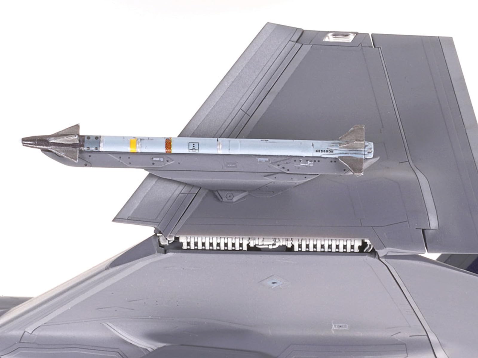 Amazon.com: TAMIYA 1/72 Lockheed Martin F-35C Lightning II