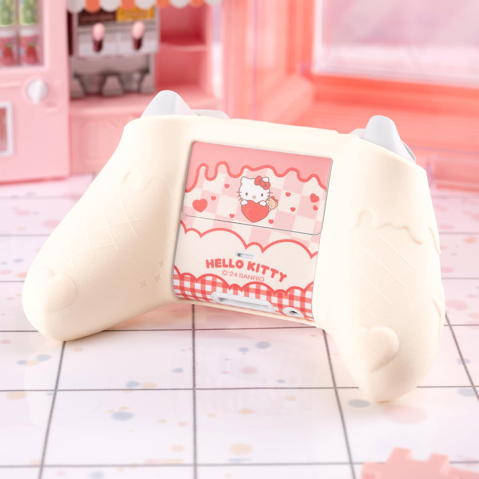 Kuitmor Funda protectora antideslizante de silicona suave compatible con mando de Xbox con 2 tapas de agarre para el pulgar y 1 adhesivo (beige Hello Kitty)