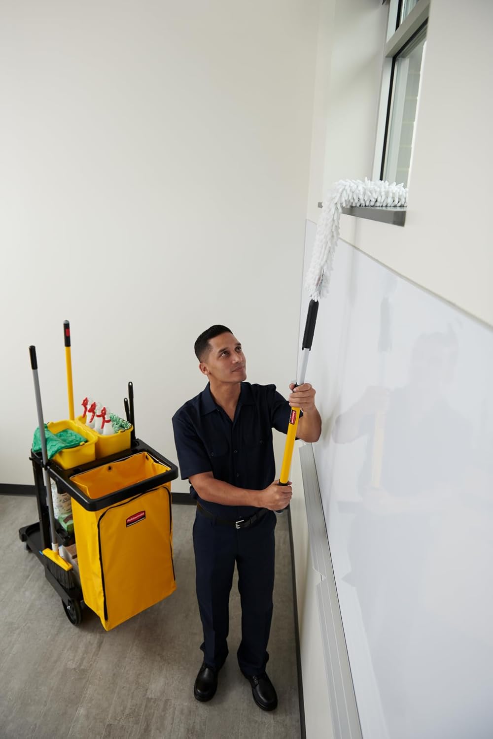 Rubbermaid Commercial Products, HYGEN Quick-Connect Flexible Dusting Wand with Microfiber Sleeve, White, Flexible Dusting for Office/School/Stadium/Lobby/Restaurant