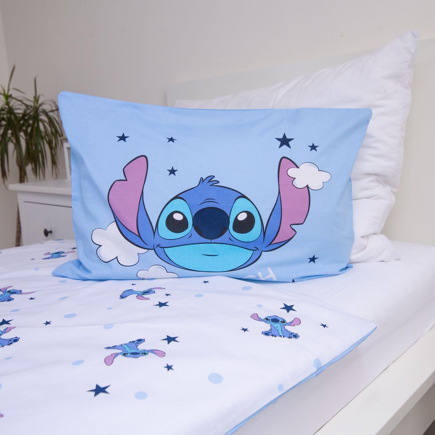 Parure de Lit Enfant Stitch Disney – 100x135 cm + 40x60 cm – 100% Coton – Certifiée Oeko-TEX® – Housse de Couette + Taie – Motif Nuages et Étoiles