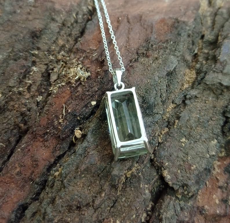Pendentif améthyste verte naturelle et argent 925, un collier rectangle d'exception