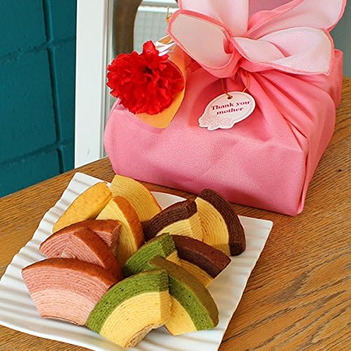 Amazon 母の日 ギフト スイーツ 4種の彩りバウムクーヘンセット花包み風呂敷 カーネーションブーケ付き オーガニックサイバーストア オーガニックサイバーストア ケーキ 洋菓子 通販