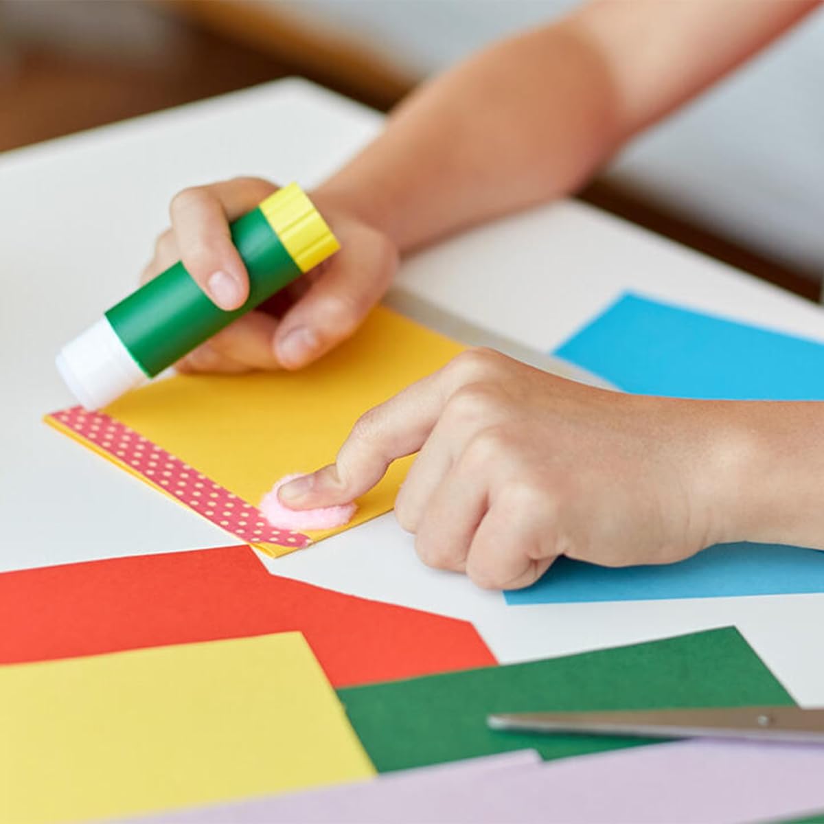Pritt Klebestift – Kinderfreundlicher & langlebiger Bastelkleber mit 97% natürlichen Inhaltsstoffen, starke Haftung, saubere Anwendung ohne Wellen, ideal für Schule, Büro, Heimbedarf (20 x 40g)