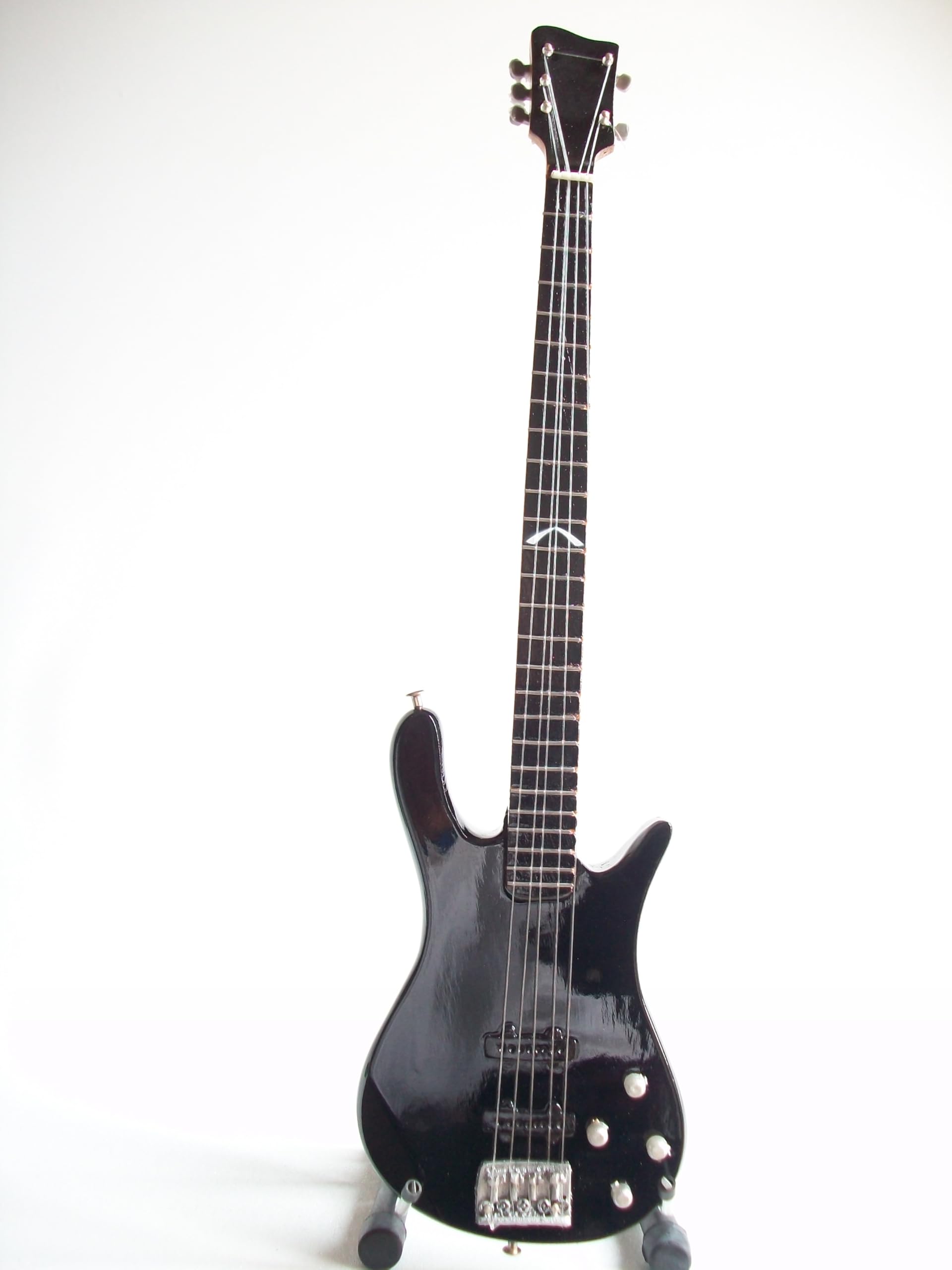Guitare basse miniature noire de Robert Trujillo de Metall - Les Beatles, Paul McCartney, John Lennon, RIngo Starr, George Harrison Guitare basse miniature noire de Robert Trujillo de Metall