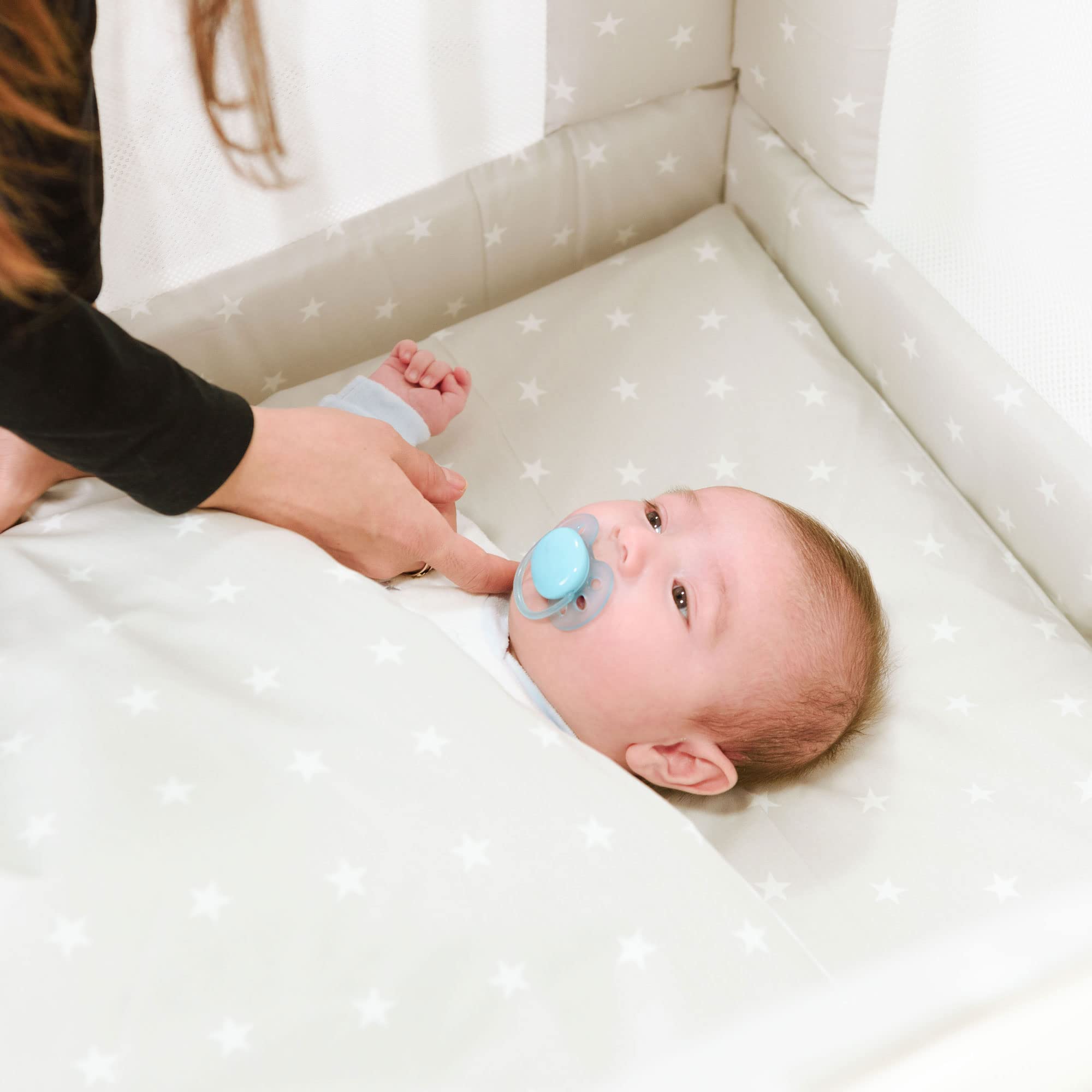 Babysanity - Tour de Lit Bébé équipée du Système Baby Air Mesh - Le Tour de Lit Respirant Souple et Solide Assure à l'enfant Un Environnement Sûr pour Dormir (Etoiles Roses)