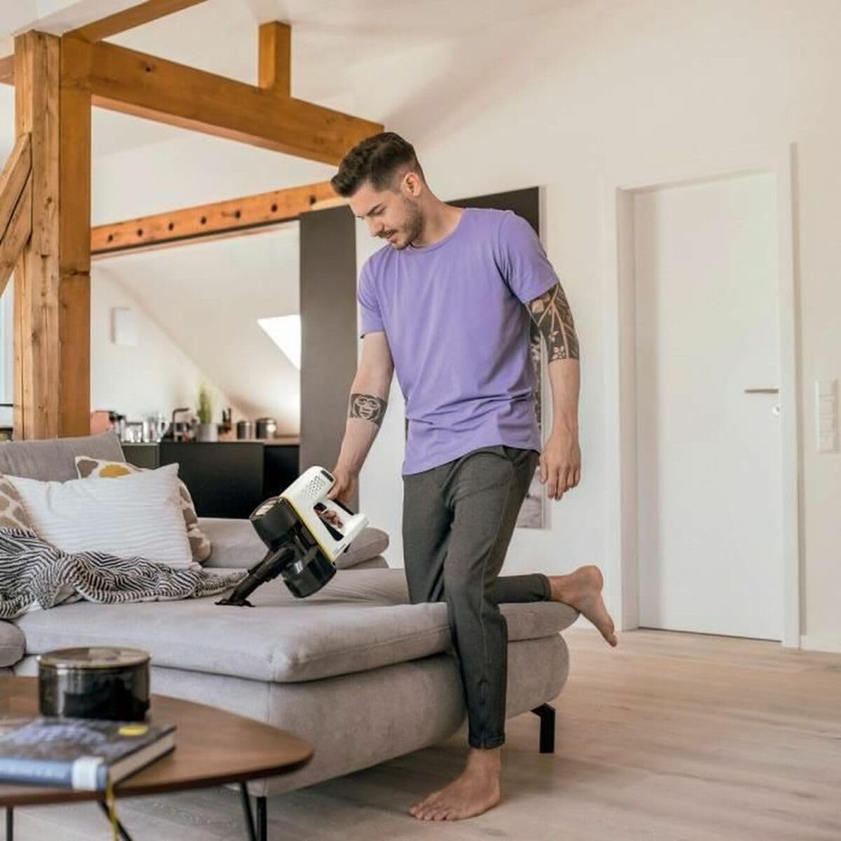 KÄRCHER Aspirador a batería VC 4 Cordless myHome, 2 Niveles aspiración, batería 21.6 V, autonomía por Carga 30 min Aprox., Peso 2.3 kg, Cargador, Soporte Pared, boquillas Suelo y Ranuras