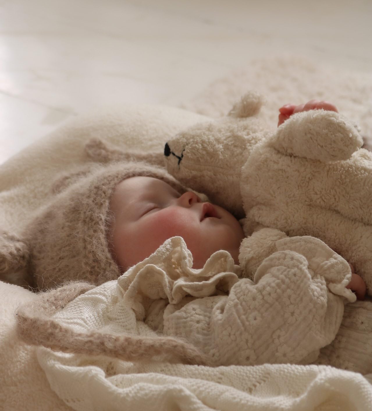 SENGER NATURWELT großer Schlenker-Bär, Weiß I Kuscheltier aus GOTS-zertifizierten Materialien I Naturnahes Design für Spielspaß und Dekoration